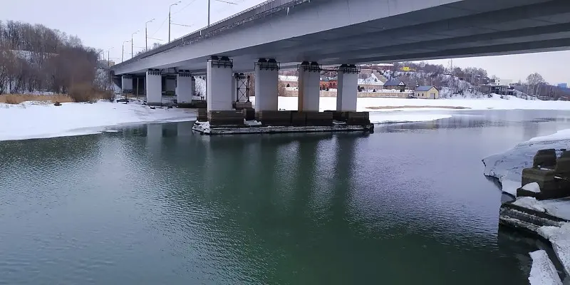 Мост через р. Казанка в черте города. Вода ниже своего уровня метра на 3.