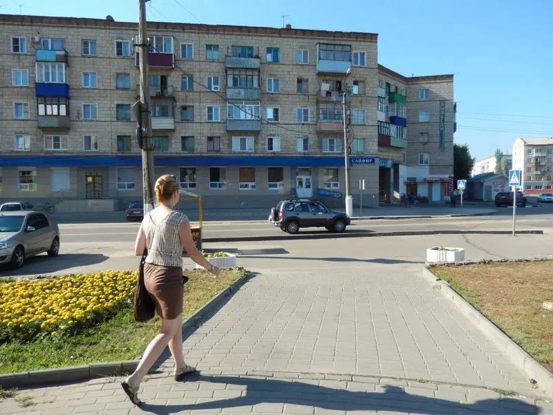 Начало дня в Урюпинске. Улицы малолюдны и просторны.