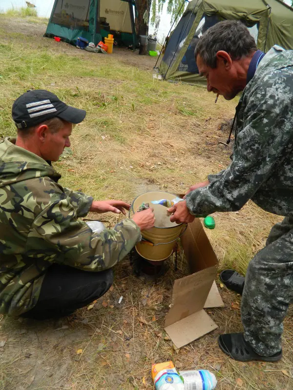 Вовчик с Дядей Сашей варит прикорм по своему секретному рецепту