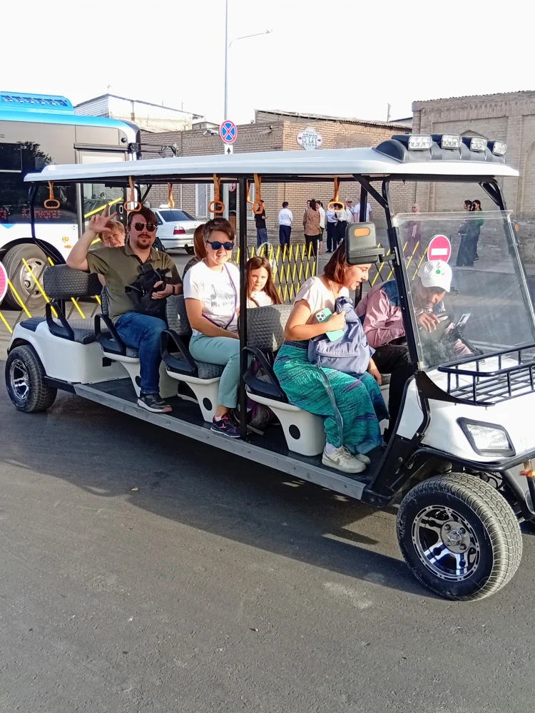 «Тук-тук», как один из видов туристического транспорта Бухары.