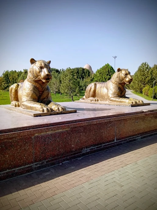 Скульптурная композиция «Тигры-стражники Самарканда».