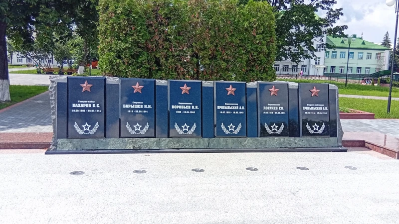 Обелиски на могилах павших воинов.