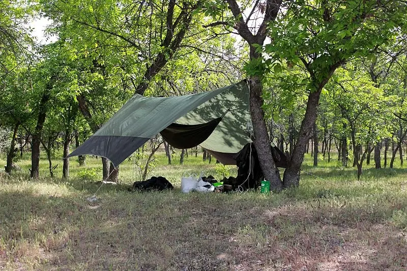 Кто то не парится со стойками, крепит между деревьев, а под тентом гамак и обходятся без палатки...