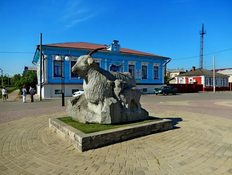 Памятник Урюпинской козе с козлёнком. Высечен он из цельного куска серого гранита, доставленного...