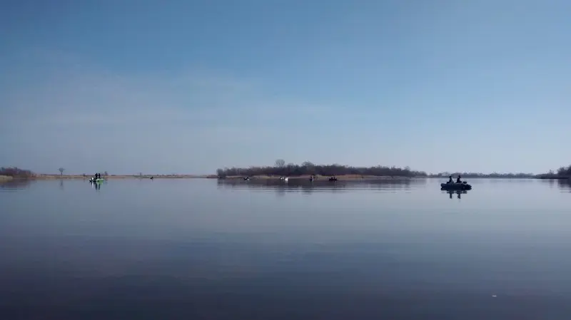 На месте было довольно много лодок, в дальнейшем кол-во увеличивалось. Камера искажает между ними...