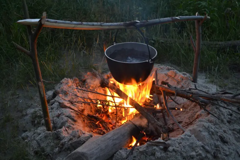 Ещё немного, и можно забрасывать картошку. Уха почти готова!