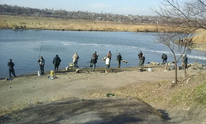 Рыбаки на Кальмиусе. И это только начало... Фотография с местного форума.