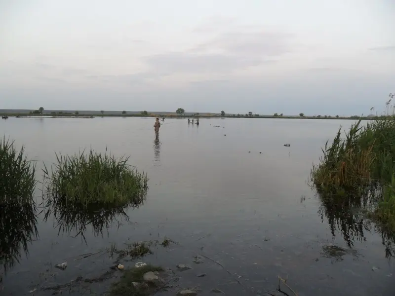 На косе уже полно рыбаков