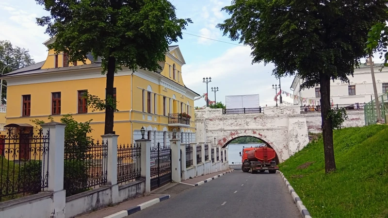 Волжский спуск, выход на набережную.