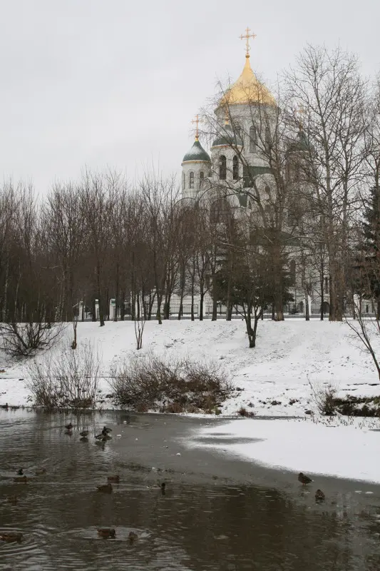 А по берегам уже достаточно большие закраины