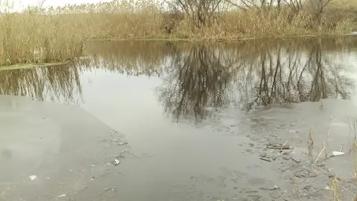 Пробивая палкой лед парни выплыли на лодках.