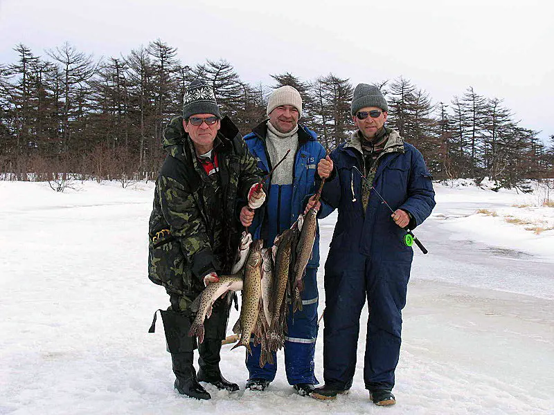 Зимняя рыбалка на таежной речке