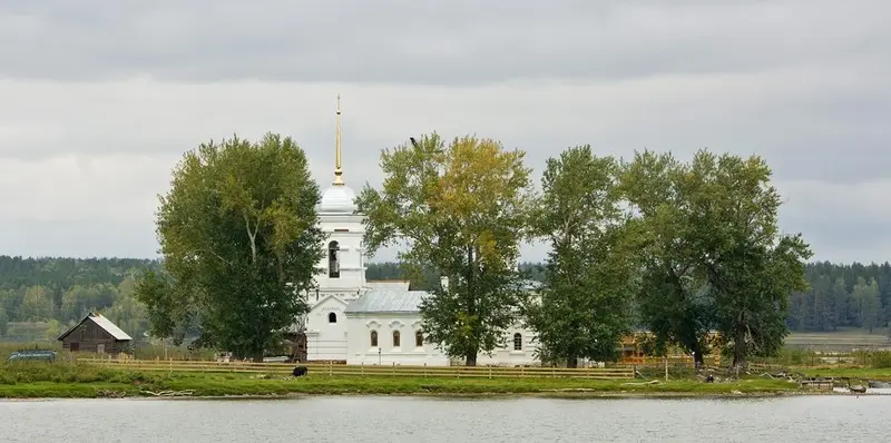 В Чингис есть храм построенный в честь Святых Первоверховных Апостолов Петра и Павла он уникален...