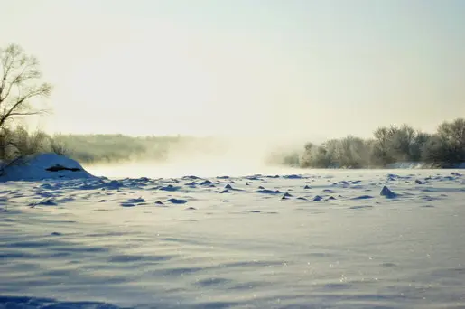 «Течением шепчет, водою парит»