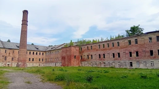 Казармы постройки 1830 года, часть центрального корпуса и...