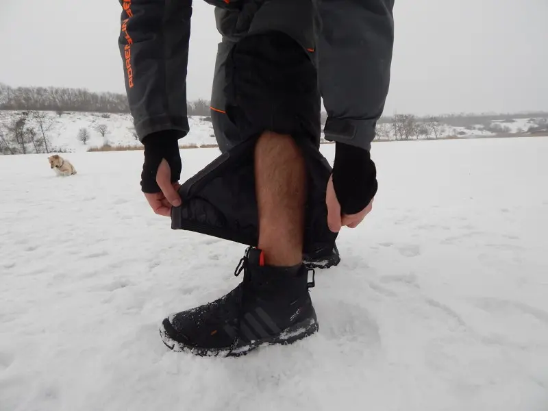 А это — снегозащитные гетры. Незаменимая штука для тех условий, когда снега по колено, а на...