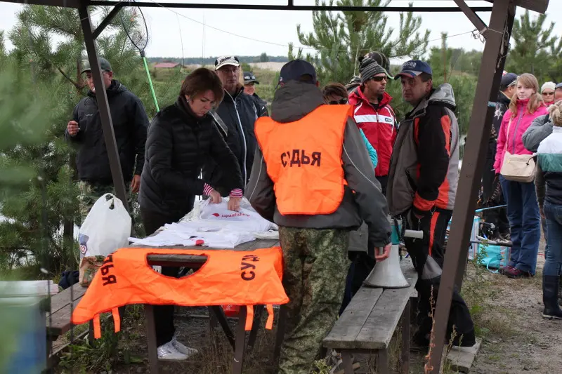 Раздача номеров и участники начинают занимать стартовые позиции в своих секторах.