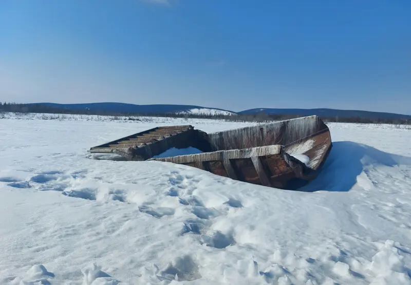 На одном из болот памятник с времён Советского Союза, торчит кузов утонувшего в болоте Белаза...