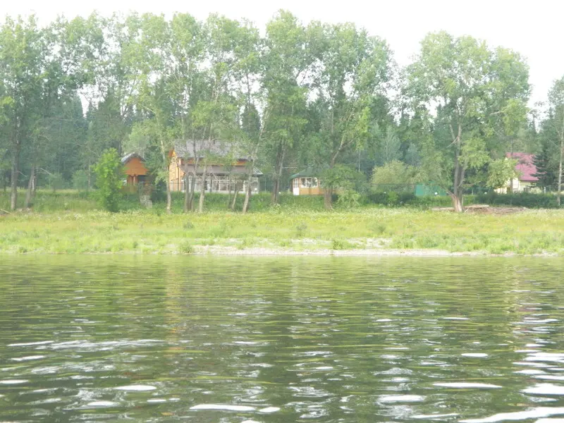 Проплывем деревню Ивановка (сообщение с цивилизацией только по воде). На снимке летняя резиденция...