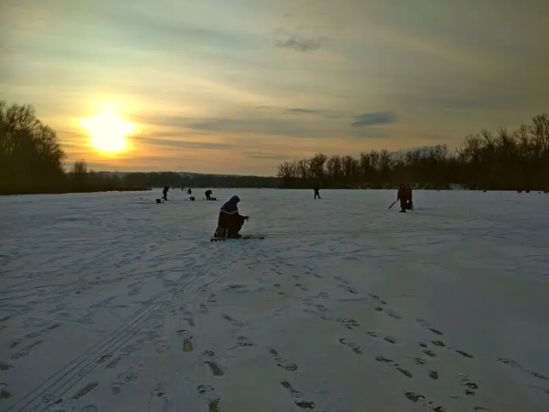 Рыбаки занимают свои места.