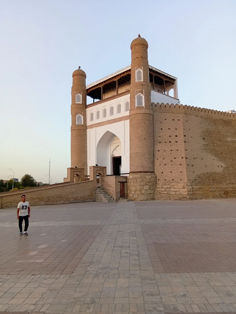 Вид на стены Арка с площади Регистан.