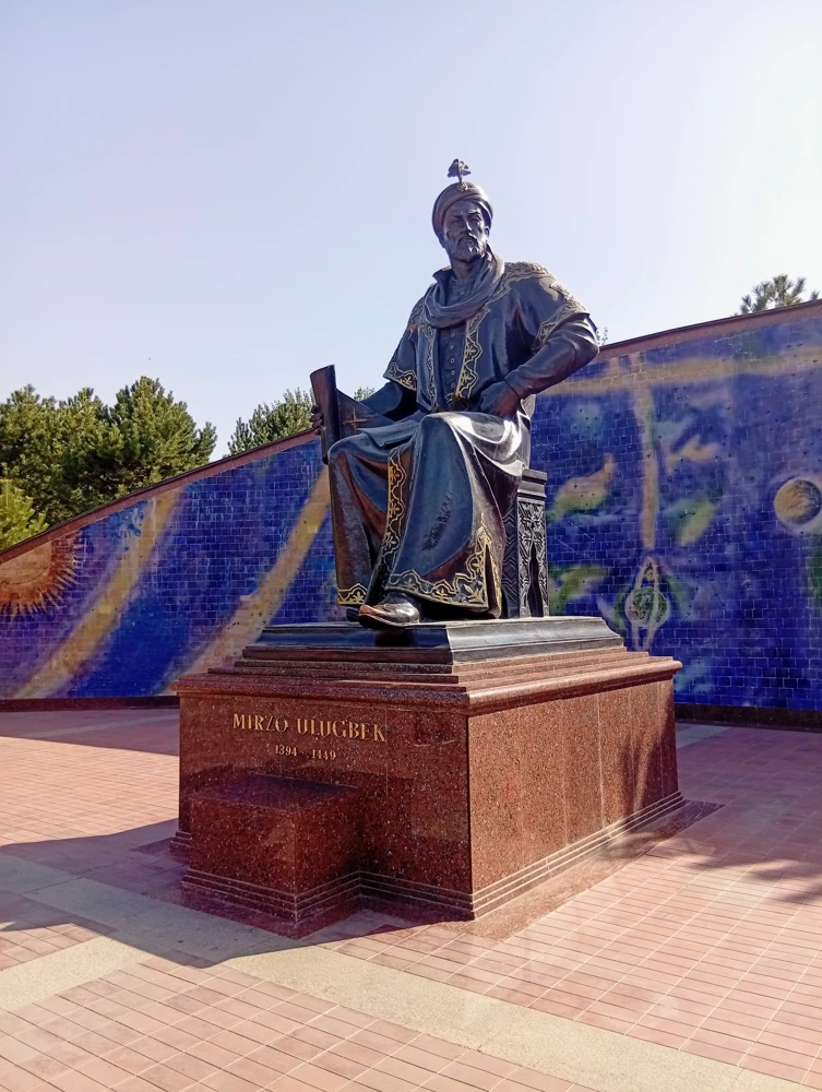 Памятник Мирзо Улугбеку. 14.09.2010 г. Скульптор Р. Миртаджиев.