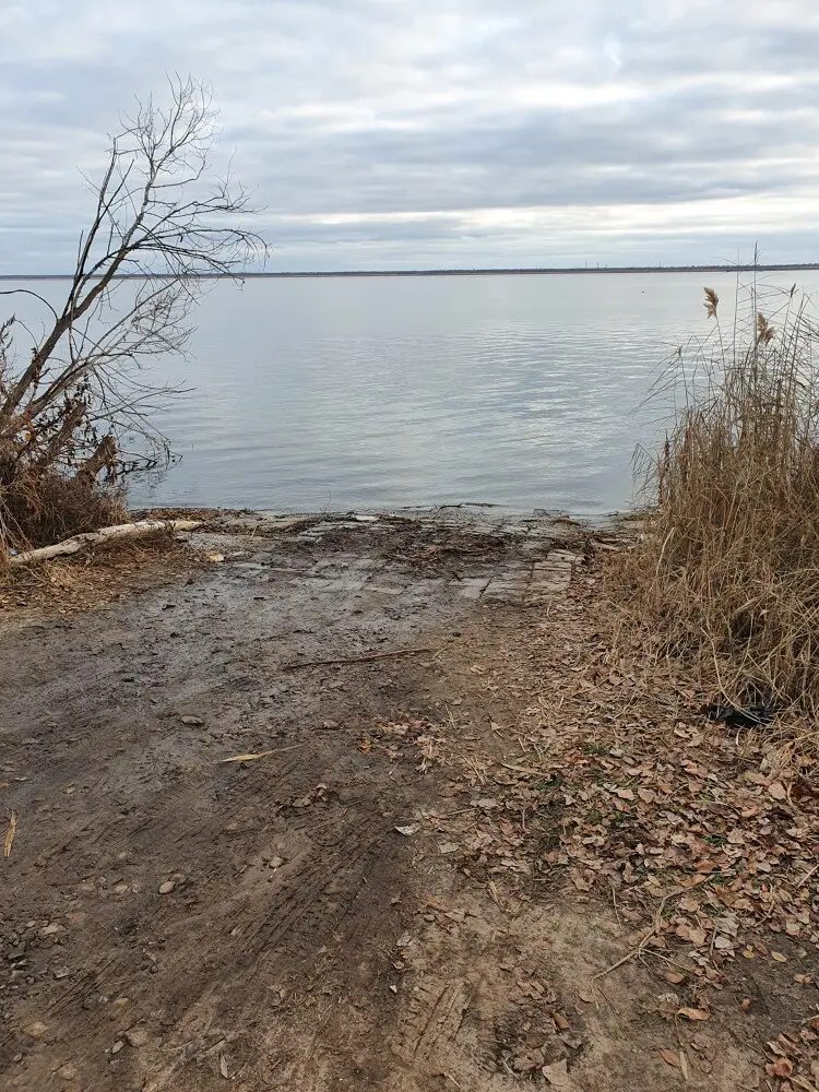 Свиду — все отлично. Но в воде начинается вязкий грунт, куда проваливаются колеса.