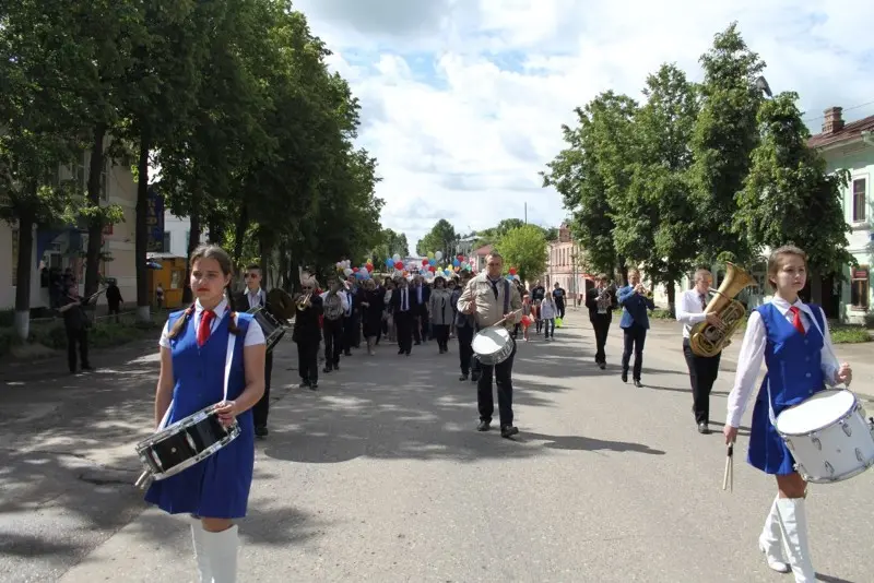 По главной улице с оркестром! (фото с официального сайта Кашинского района)