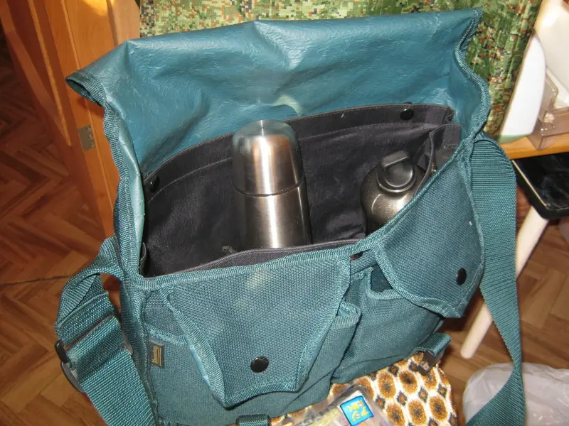 Термос и фляга в основном объеме сумки