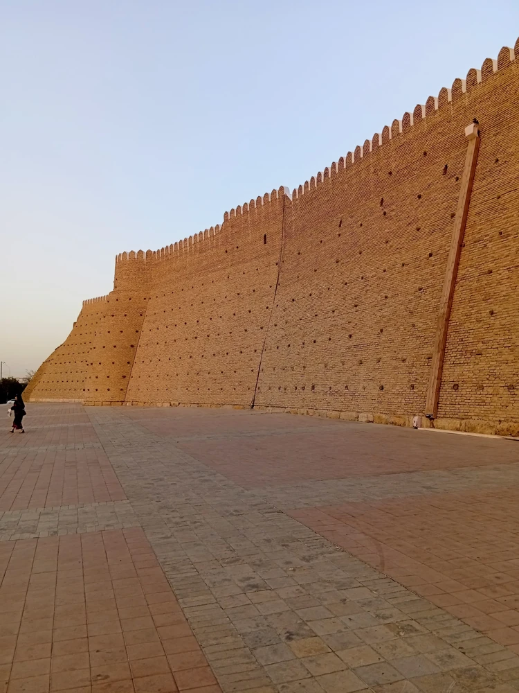 Вид на стены Арка с площади Регистан.