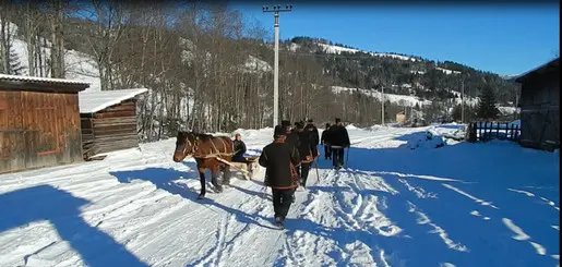 Колядующие идут в церковь