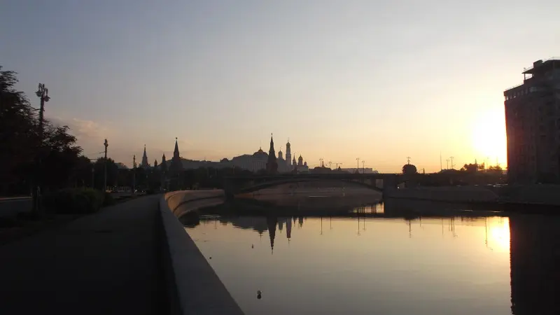 Утро красит нежным светом стены древнего Кремля.