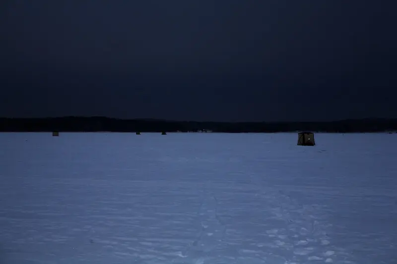 На лед пришли уже затемно, привязки к местности или «клёвой» точке нет.
