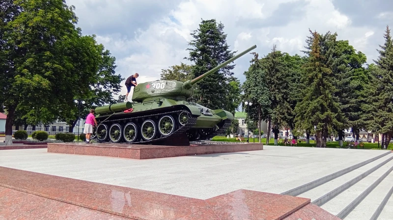 Танк Т-34-85 на могиле генерал-майора Б. С. Бахарова.