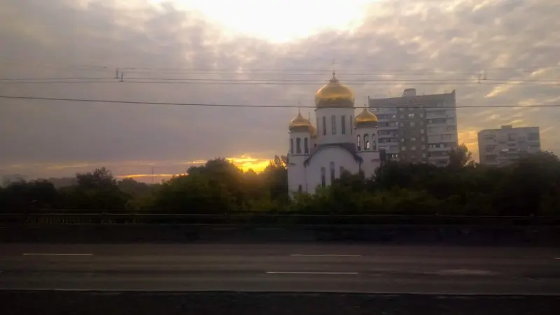 Причём совершенно не замёрзнув от кондея, ибо я — в куртке, хоть и середина июля!