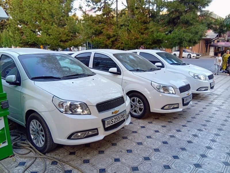 Chevrolet Cobalt, самый распространённый седан в Узбекистане.