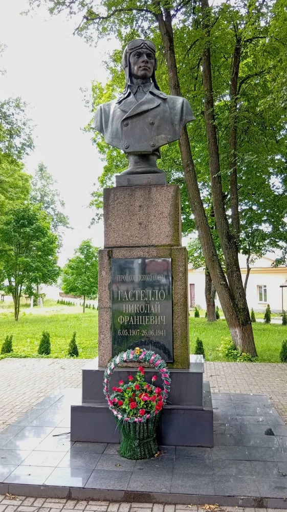Памятник Н. Ф. Гастелло в Радошковичах.
