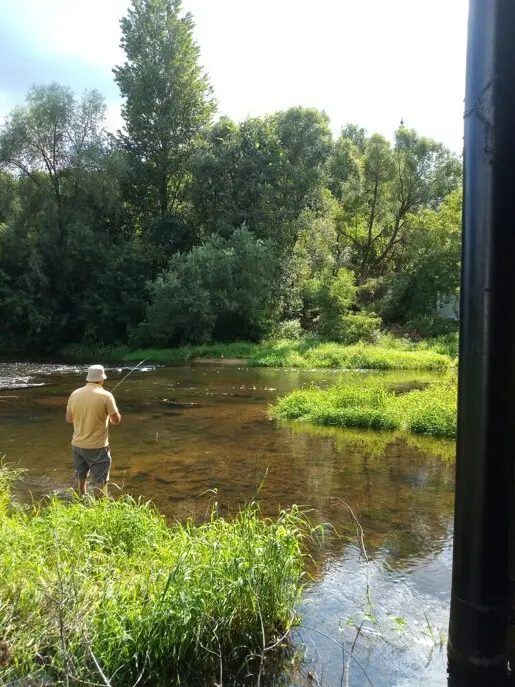 В воду зашел блесну отцепить. На фото и пару забросов меня...