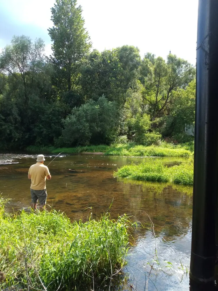 В воду зашел блесну отцепить. На фото и пару забросов меня хватило — вода студеная