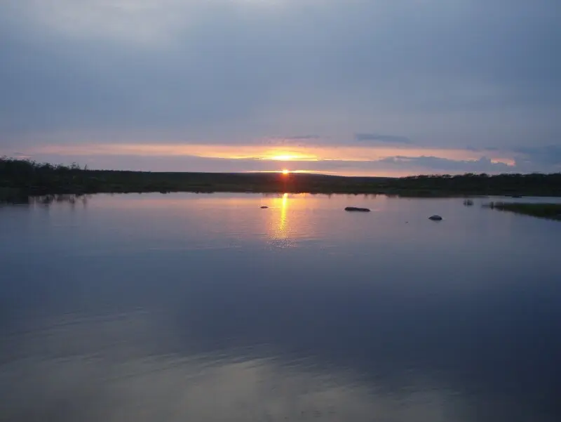 7 фото — В полный штиль перед закатом вид гольцового озера завораживает.