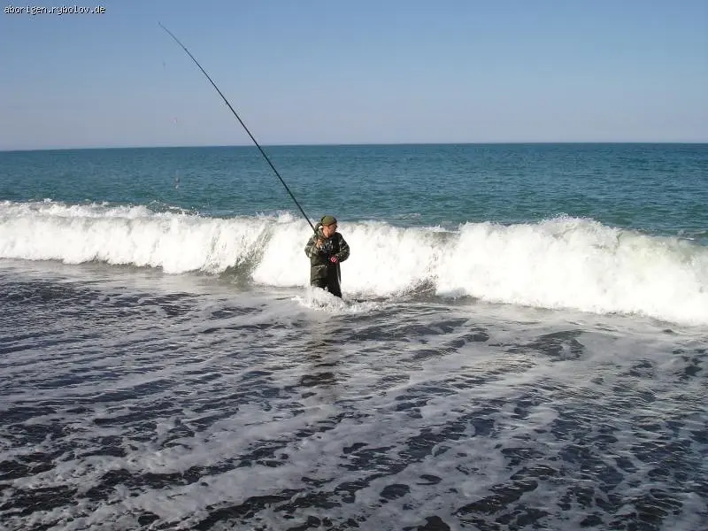 Такие отчаянные рыбаки встречаются на Сахалине...