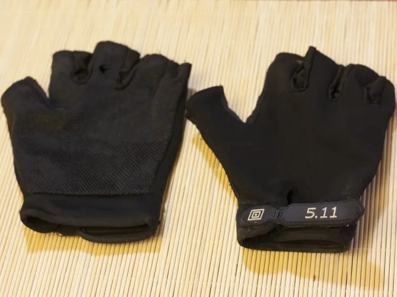Скорее всего реплика каких то фирменных перчаток с e-bay