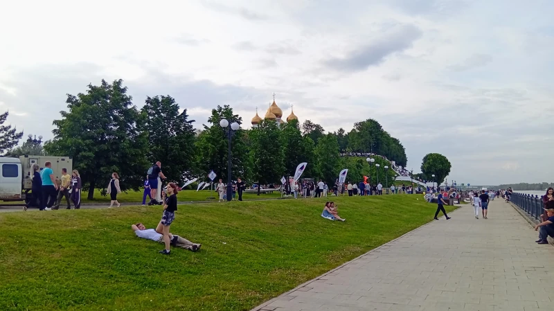 Просто гуляем.