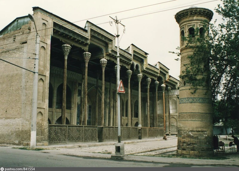 Минарет и мечеть Боло-Хауз в 1994 г. Источник фото: https://pastvu.com/p/841554