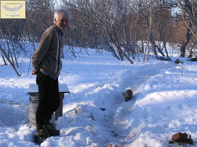 Однажды были на сахалинской рыбалке... Приехали в зимовье, там полный беспорядок, все...