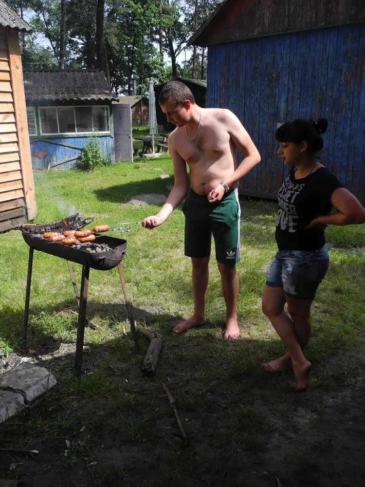 Поджариваем сосиски.