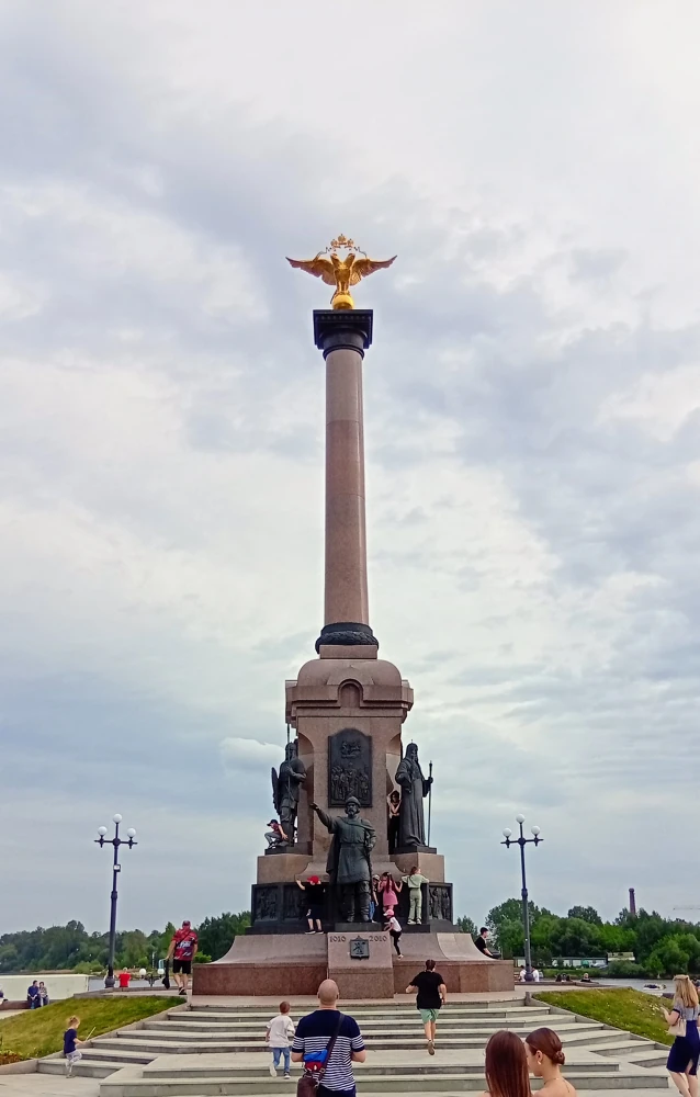 Памятная стела 1000 лет Ярославлю.