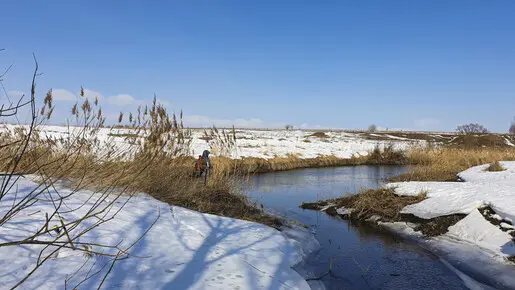 Саша в устье ручья.