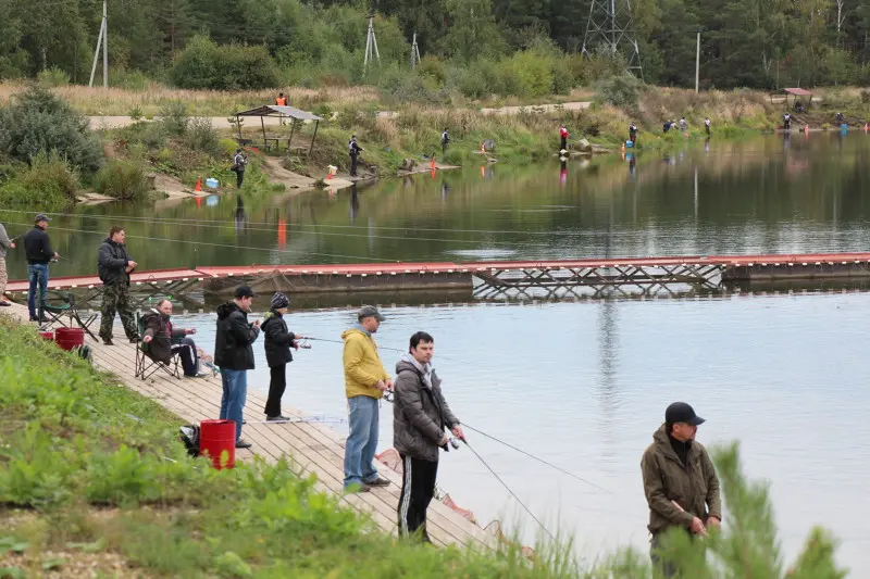 В нижней половине снимка VIP-зона (обычная рыбалка), дальше по берегу участники соревнований.