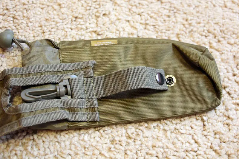 Чехол можно использовать как на самой сумке (пристегивая карабином), так и на ремне